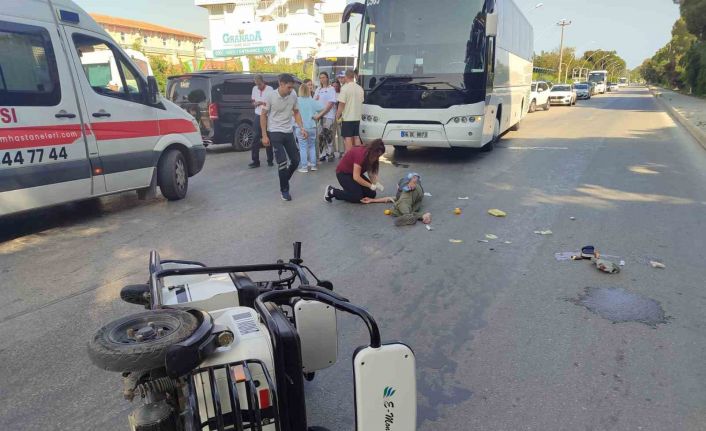 Serik’te otobüs ile elektrikli motosiklet çarpıştı: 2 yaralı