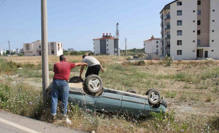 Serik’te otomobil şarampole yuvarlandı, sürücü ve 13 yaşındaki çocuğu yaralandı