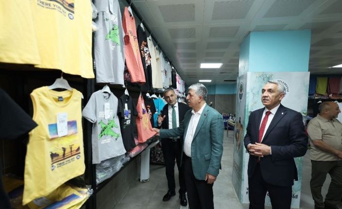 Sevgi Mağazası bayram öncesi çocukların yüzünü güldürüyor