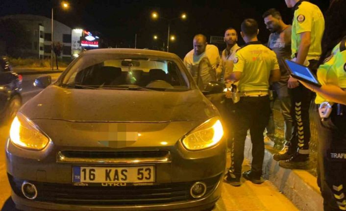 Seyir halinde iken aracını durdurup sızan alkollü sürücü, polise zor anlar yaşattı