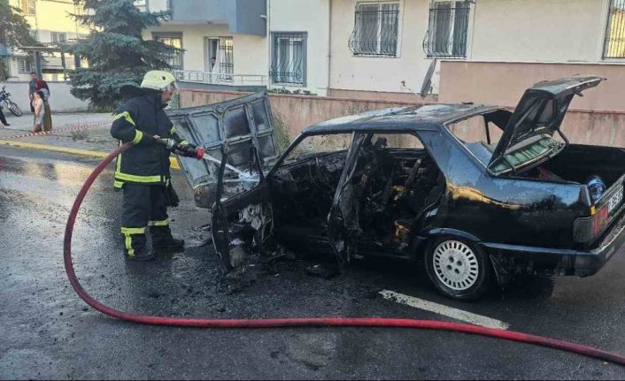 Seyir halindeki otomobil alev aldı