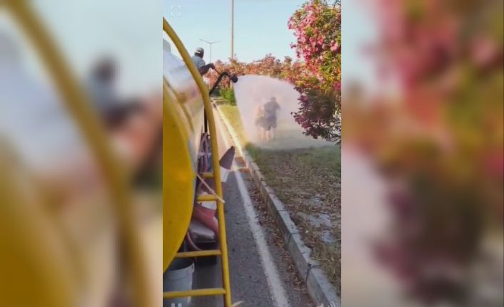 Sıcaktan bunalan çocuklar refüjde sulama yapan su tankeriyle serinledi