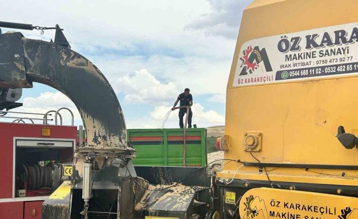 Siirt’te biçerdöverden sıçrayan kıvılcım yangına neden oldu