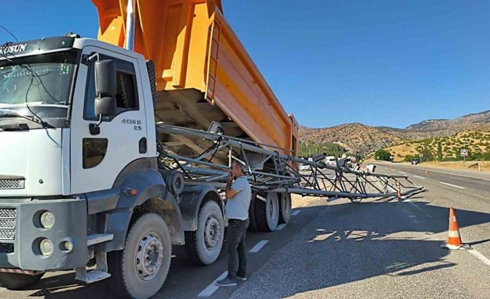 Siirt’te damperi açık kalan kamyon EDS direğine çarptı