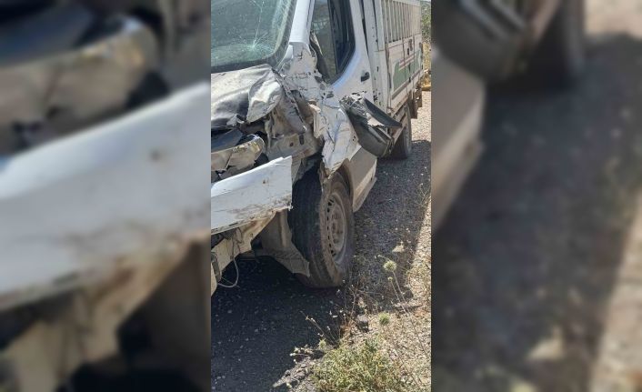 Siirt’te minibüs ile kamyonet çarpıştı: 1 yaralı