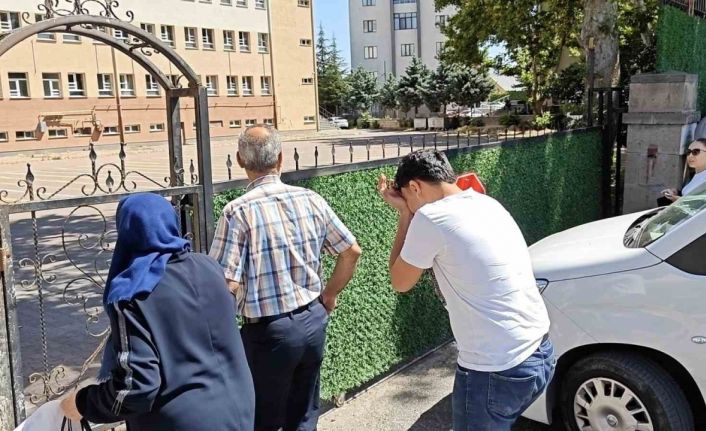 Sınava geç kalan öğrencinin ailesinden gazetecilere tepki