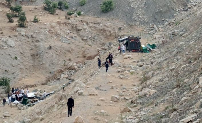 Şırnak’ta şarampole devrilen tırın sürücüsü yaralandı