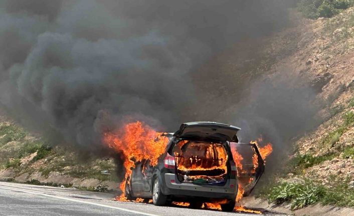 Sivas’ta seyir halindeki otomobil alev aldı, faciadan dönüldü