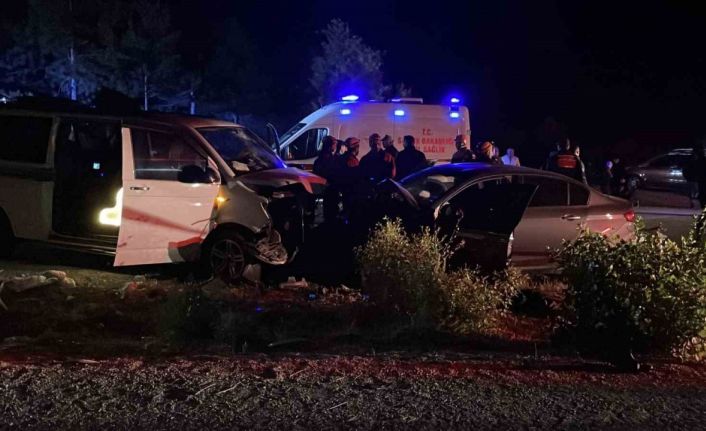 Sivas’ta ters yöne giren minibüs otomobille çarpıştı: 1 ölü, 8 yaralı