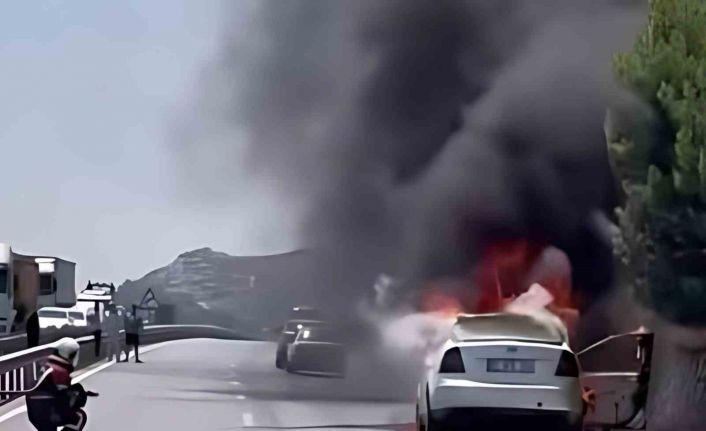 Söke’de seyir halindeki araç alevlere teslim oldu