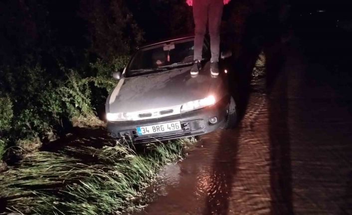 Su borusu patladı, sürüklenen araçtaki sürücü mahsur kaldı