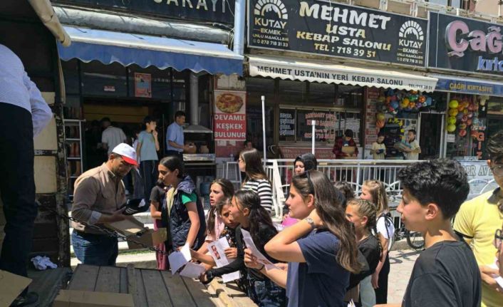 Şuhut’ta takdir belgesi alan öğrencilere ayakkabı sürprizi