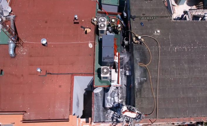 Sultanahmet’te restore edilen otelin çatısında korkutan yangın