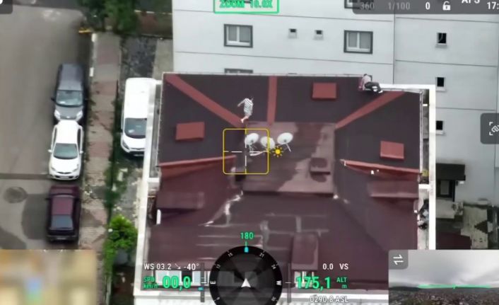 Sultanbeyli’de film gibi operasyon: Pencereden uyuşturucu atıp çatıya kaçtılar