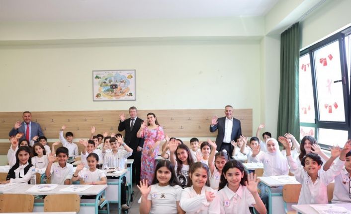 Sultangazi Belediye Başkanı Abdurrahman Dursun, çocukların karne heyecanını paylaştı