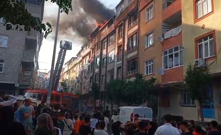 Sultangazi’de 4 katlı binanın çatısında yangın çıktı, alevler yan binalara sıçradı