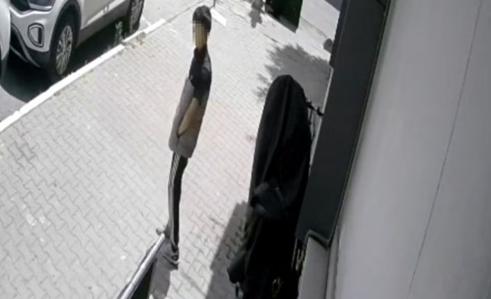 Sultangazi’de bisikleti böyle çaldı, hırsız rahat tavırlarıyla "pes" dedirtti