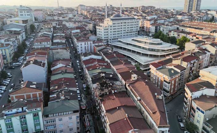 Sultangazi’de çatı yangını yan binalara sıçradı: Yanan çatılar dronla görüntülendi