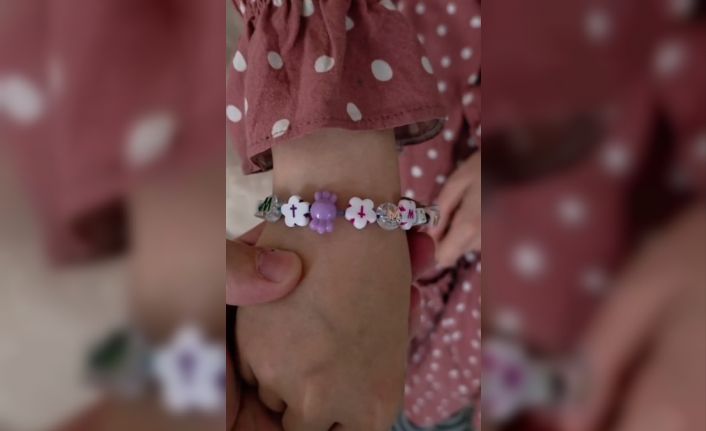 Sultangazi’de okul kantininde satılan haç işaretli bileklik velilerin tepkisini çekti