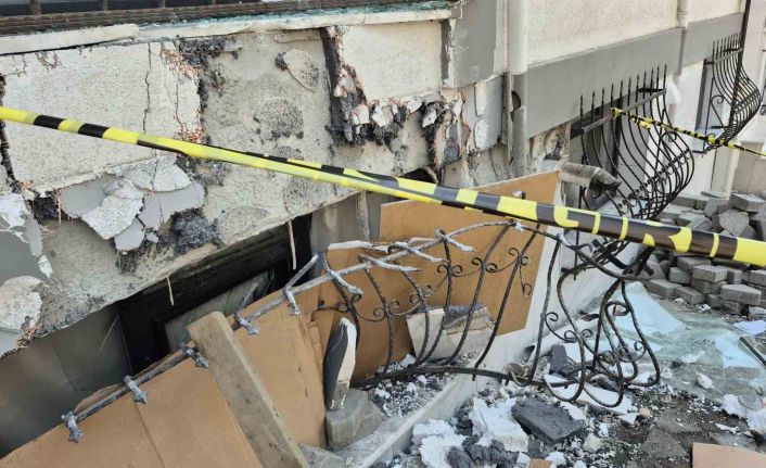 Sultangazi’de yokuş aşağı inerken freni boşalan kamyonet binaya çarptı: 1 yaralı