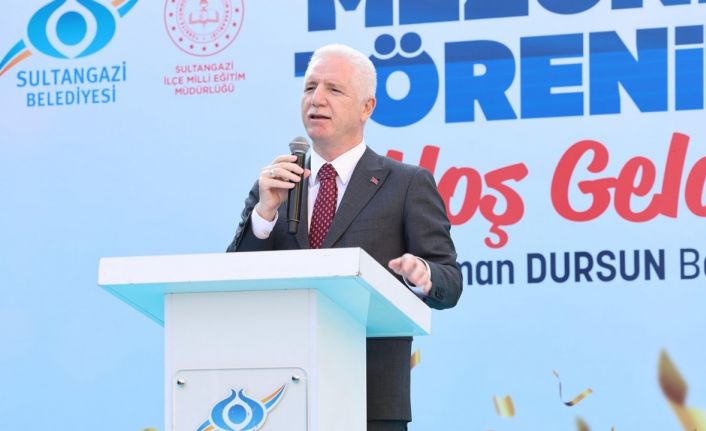 Sultangazili gençlerin mezuniyet heyecanına Vali Gül de ortak oldu