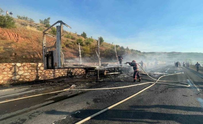 Sunta yüklü dorse alev alev yandı