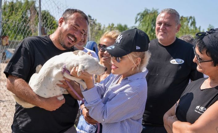 Süperstar Ajda’dan Bursa’da barınak ziyareti
