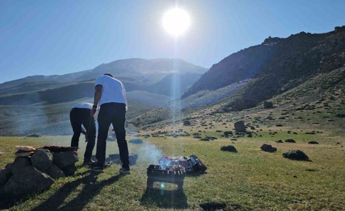 Süphan Dağı piknikçilerin yeni gözdesi oldu