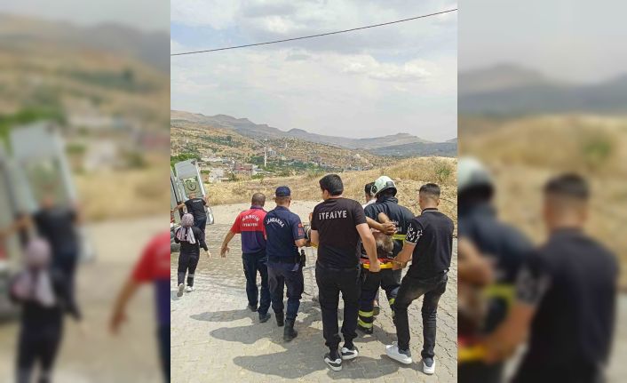 Sürücüsünün kontrolünden çıkan kamyon, çukura düştü: 2 yaralı