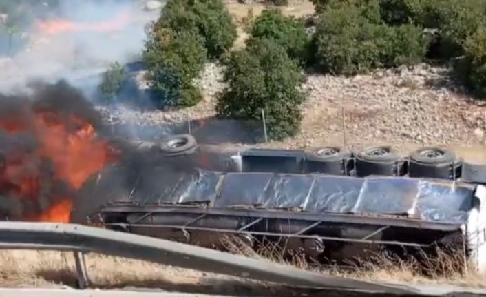 TAG Otoyolu’nda devrilen tır yandı: 1 yaralı