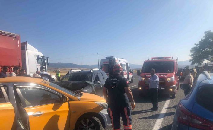 Taksiyle otomobil çarpıştı: 2 yaralı