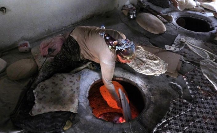 Tandır lavaşı 55 derecelik sıcak bir ortamda pişirilerek sofralardaki yerini korumaya devam ediyor