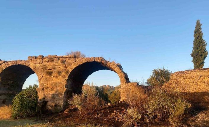 Tarihi Aspendos Su Kemerleri yakınında çıkan yangın korkuttu