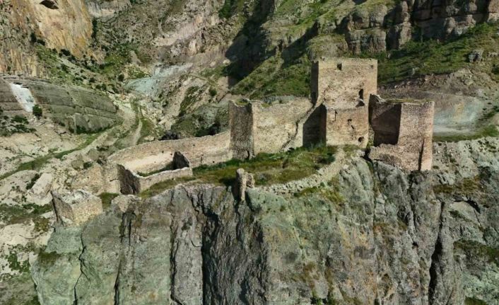 Tarihin izlerini taşıyan ve eşsiz manzarasıyla Engüzek Kalesi