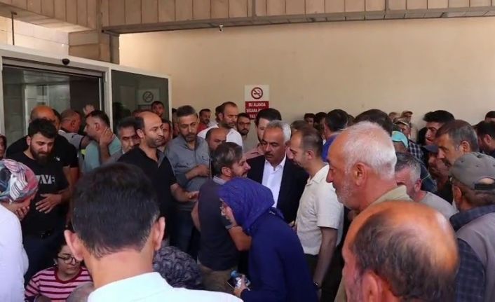 Taş ocağı işçilerinin yakınları hastane önünde gözyaşlarına boğuldu