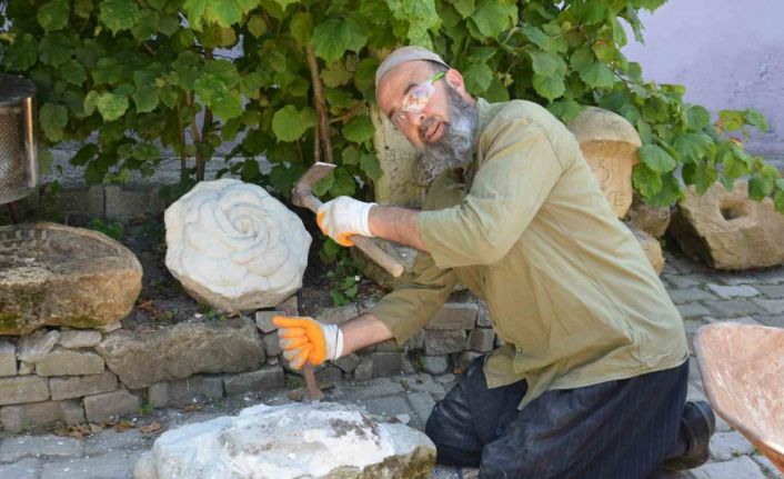 Taşlara kazınan bir tutku: Evinin bahçesini, Türk-İslam Eserleri Müzesi’ne çevirdi