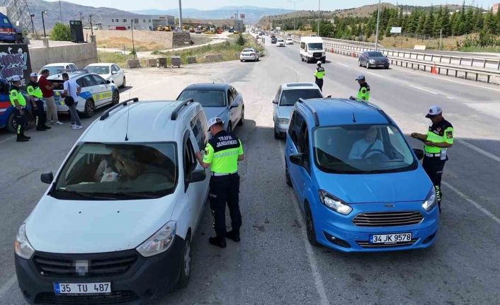 Tatilcilerin bayram yolcuğu başladı: 43 ilin geçiş güzergahında sıkı tedbir alındı