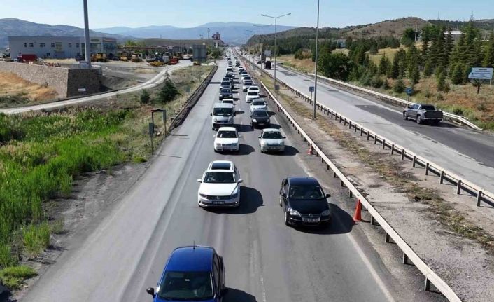 Tatilcilerin bayram yolcuğu sürüyor: 43 ilin geçiş güzergahında yoğun trafik