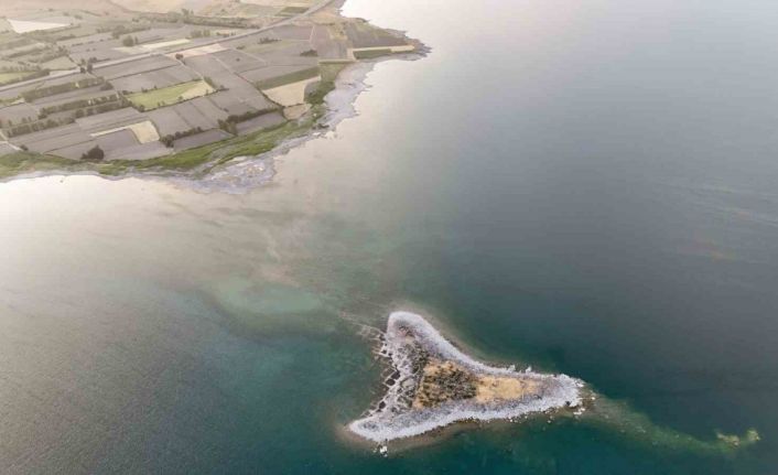 Tatvan sahilinde mikrobiyalit ve adacıklar ortaya çıktı