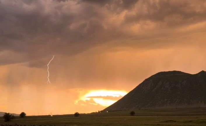 Tatvan’da gökyüzü kızıla büründü