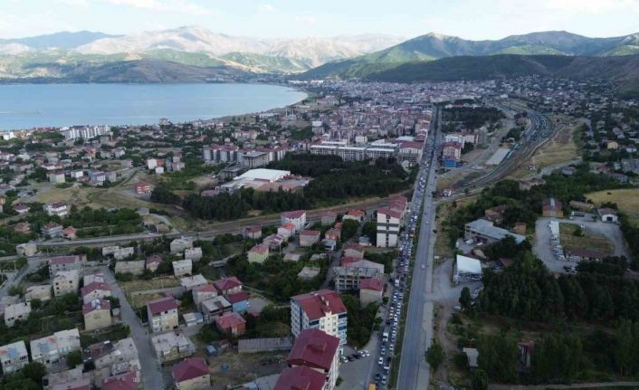 Tatvan’da kilometrelerce araç kuyruğu oluştu