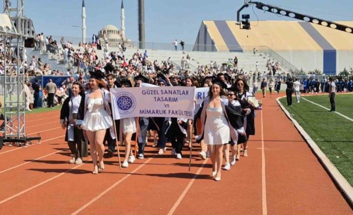 Tekirdağ Üniversitelilerin mezuniyet coşkusu renkli görüntülere sahne oldu