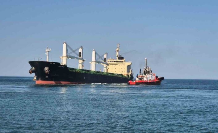 Tekirdağ’da karaya oturan yük gemisini kurtarma çalışmaları sürüyor