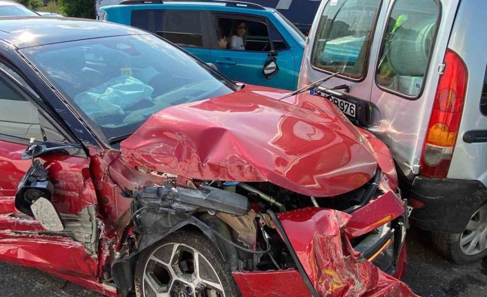 TEM Otoyolu’nda 8 araç birbirine girdiği kazada kimsenin burnu kanamadı