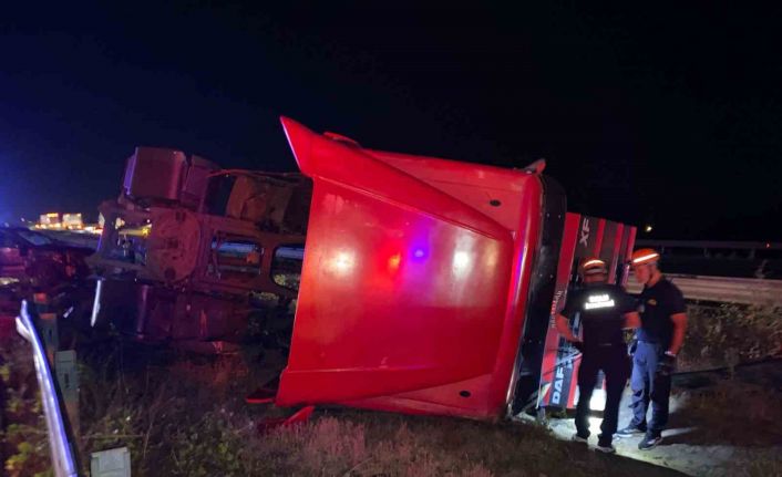 TEM Otoyolu’nda cip ile çarpışan tır, orta refüje devrildi: 2 yaralı