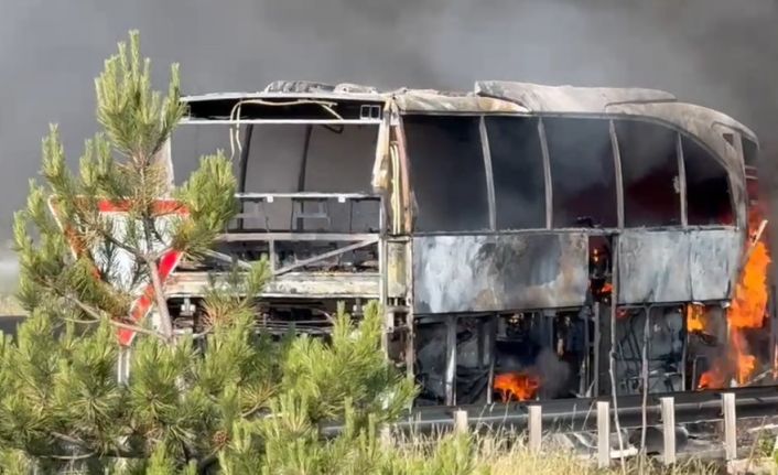 TEM’de yolcu otobüsü alev alev yandı: Yol trafiğe kapandı
