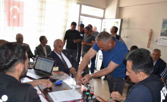 Tercan’da afet konutlarının ve afet ahırlarının hak sahipleri kura ile belirlendi