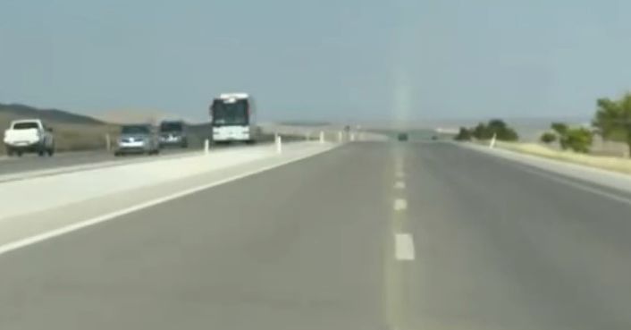 Ters şeritten giden kamyonet yürekleri ağza getirdi