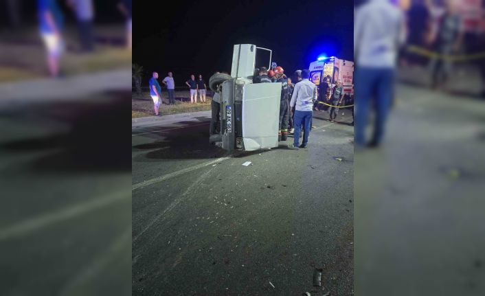 Ticari araç ile çarpışan otomobil yan yattı: 3 yaralı