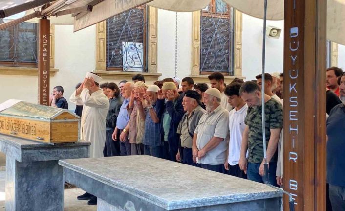 Tırın altında kalarak hayatını kaybeden genç motosikletçi son yolculuğuna uğurlandı